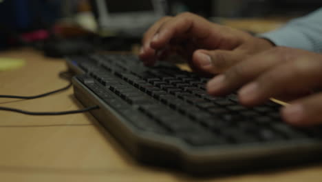 persona que escribe en un teclado de computadora