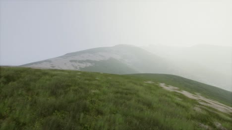 Paisaje-Aéreo-De-Colinas-Verdes-En-La-Niebla