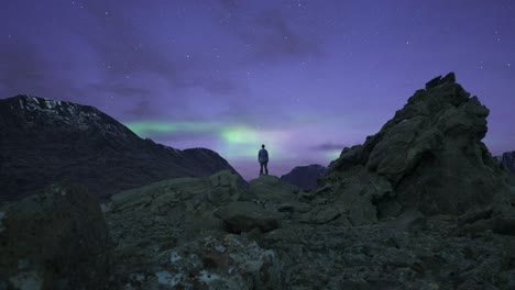 hombre aventurero excursionista en un pico rocoso y escarpado