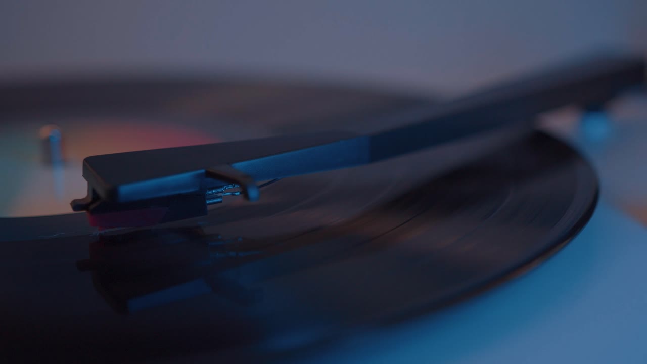 Disco in vinile che ruota con luci multicolori.