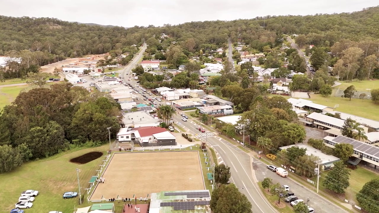 Filmato di drone che sorvola il Canungra bowls club nel Scenic Rim in Australia.