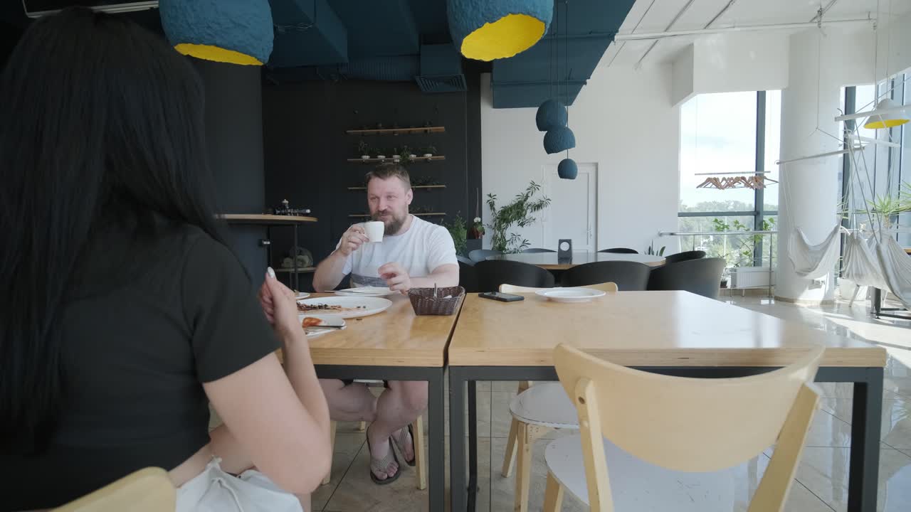 Una pareja comiendo pizza en un restaurante.