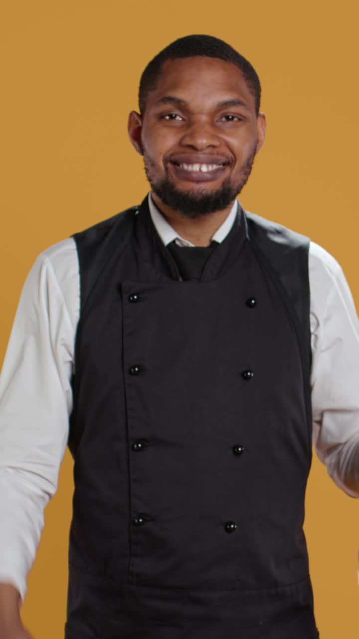 Chef felice in uniforme che presenta condimenti su un vassoio