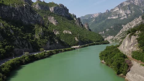 Vista-Panorámica-De-La-Ciudad-De-Mostar-Y-El-Río-Neretva,-Bosnia