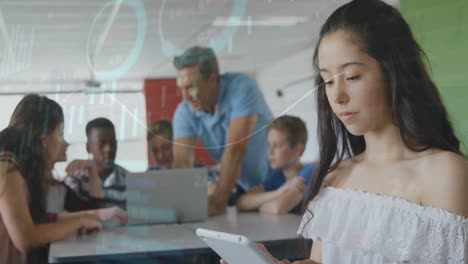 Animación-Del-Procesamiento-De-Datos-Sobre-Estudiantes-Diversos-Con-Un-Maestro-Usando-Dispositivos-Electrónicos.