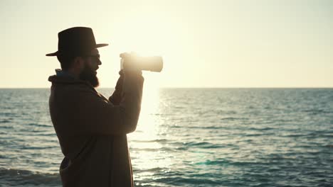 fotógrafo al atardecer en la playa