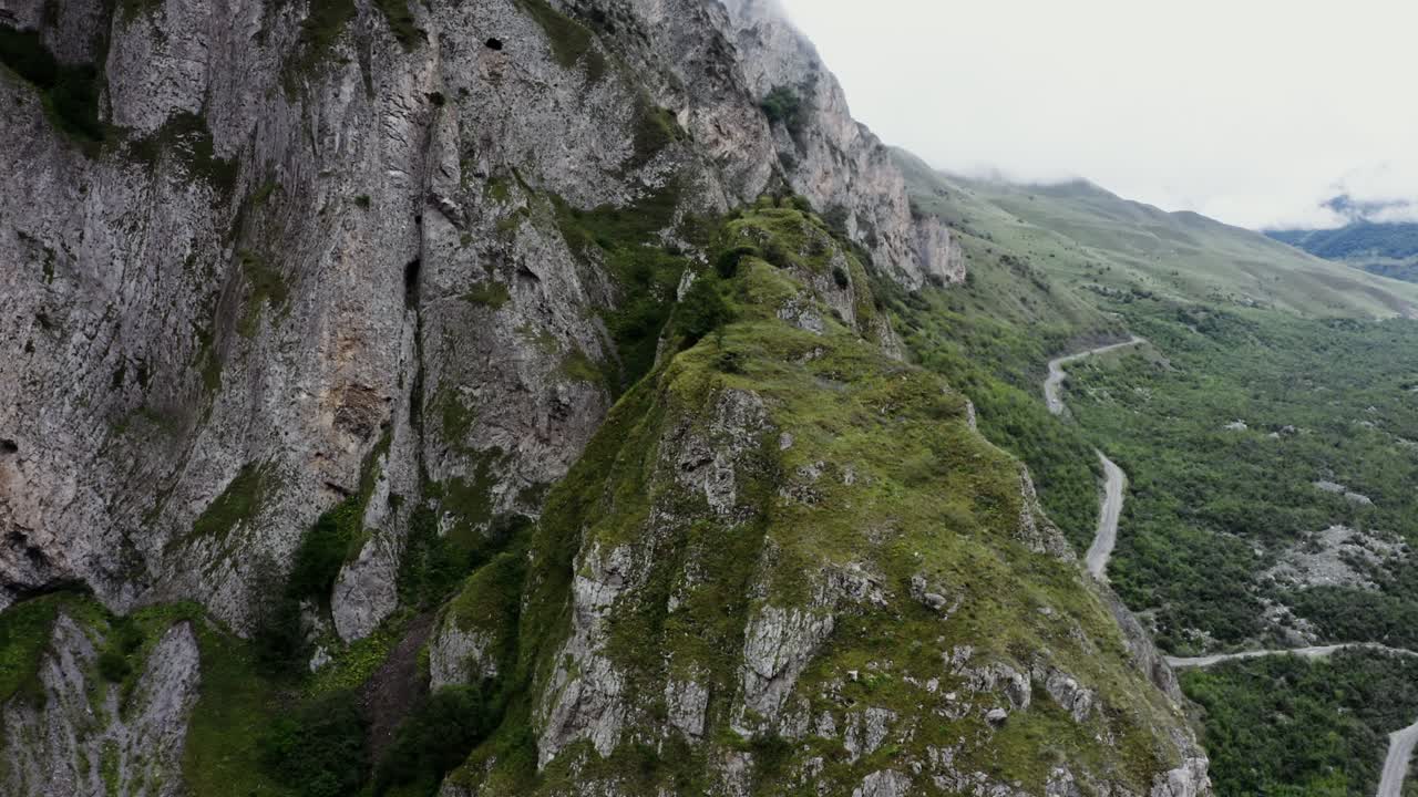 Paesaggio montano con valle e strada
