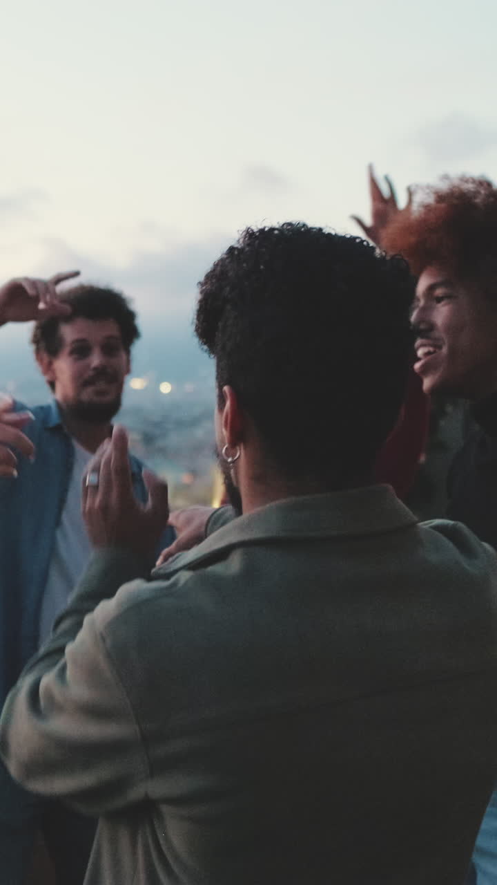 Amici che si riuniscono al tramonto