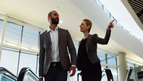 personas de negocios interactuando en una escalera mecánica
