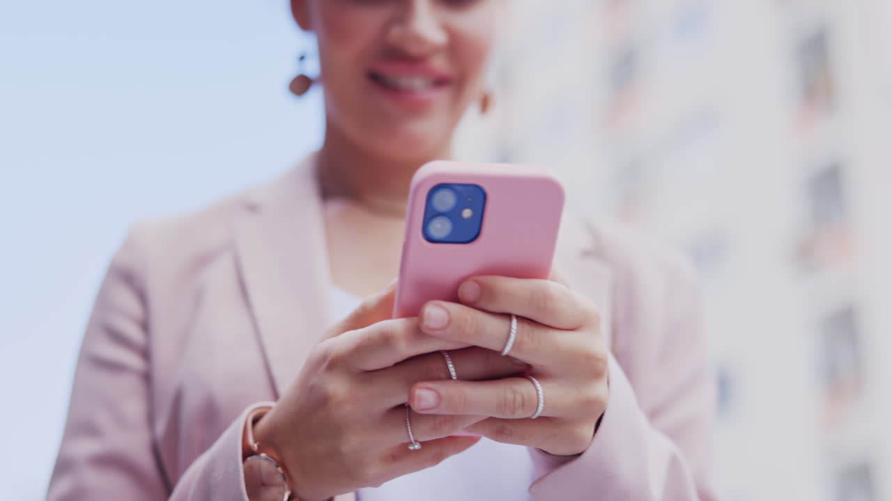 telefono digitazione, mani e donna felice scorrimento