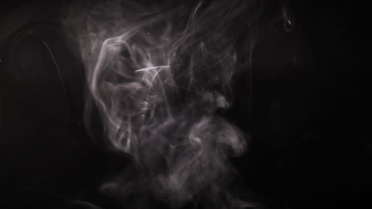Pennacchi dinamici di fumo bianco su sfondo nero