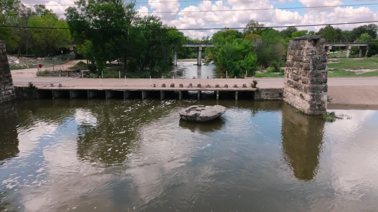 round rock memorial park chisholm trail tren puente y vía fluvial drone aéreo empuje en primer plano en la roca redonda en un día soleado en 4k
