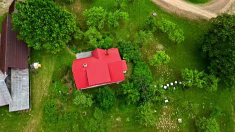 Casas-De-Campo-Aisladas-Al-Borde-De-Un-Hermoso-Y-Tranquilo-Estanque