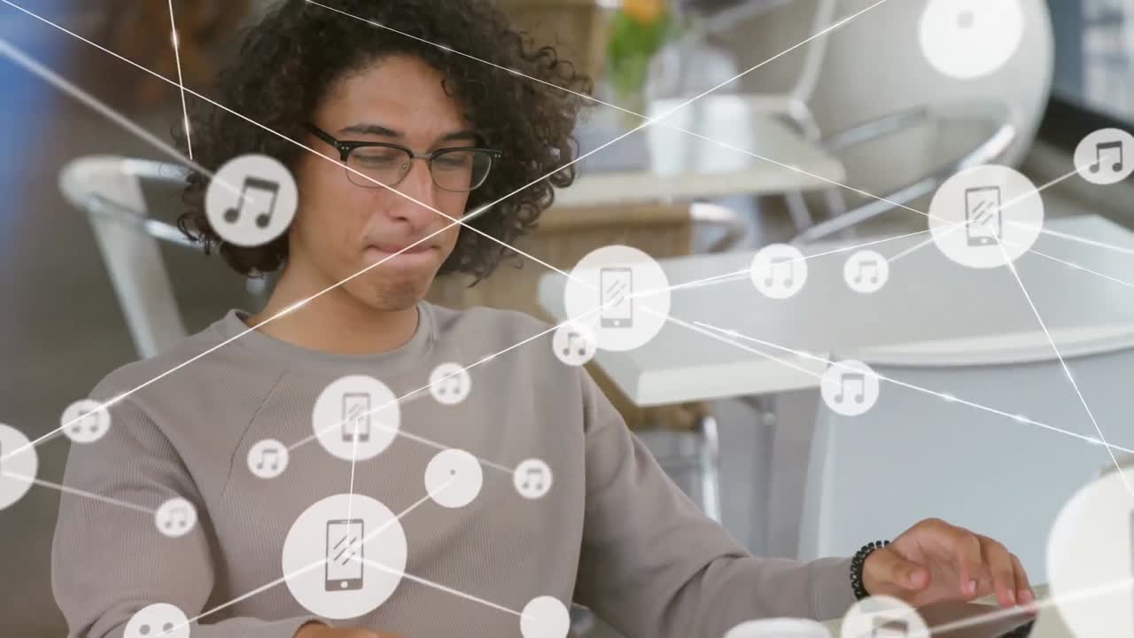 animación de la red de conexiones con iconos sobre empresario biracial que usa un teléfono inteligente