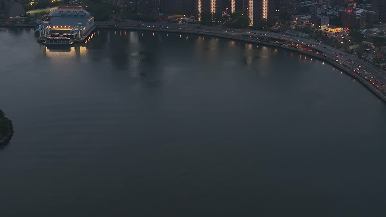 Panoramiczny widok na krajobraz miejski Nowego Jorku i akweny