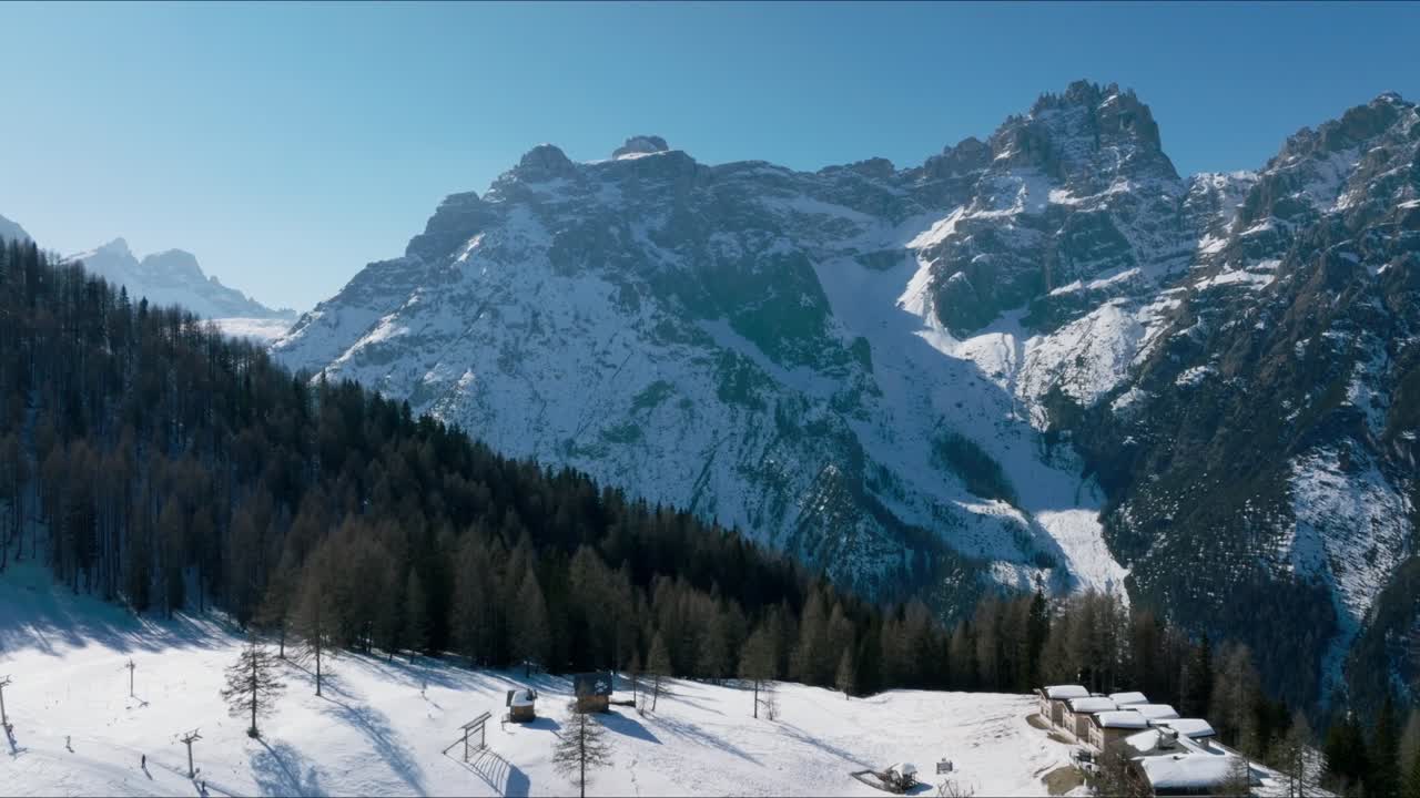 vista aérea de las hermosas montañas alpinas de italia.