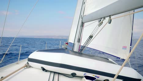 vista desde un velero que cruza el mar abierto - pov