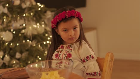 madre e hija preparándose para la celebración de navidad