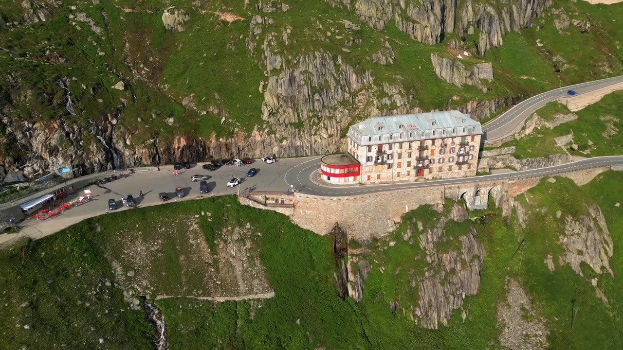 Pyörivä dronekuva Belvédère-hotellista Furkan solassa, Sveitsissä.