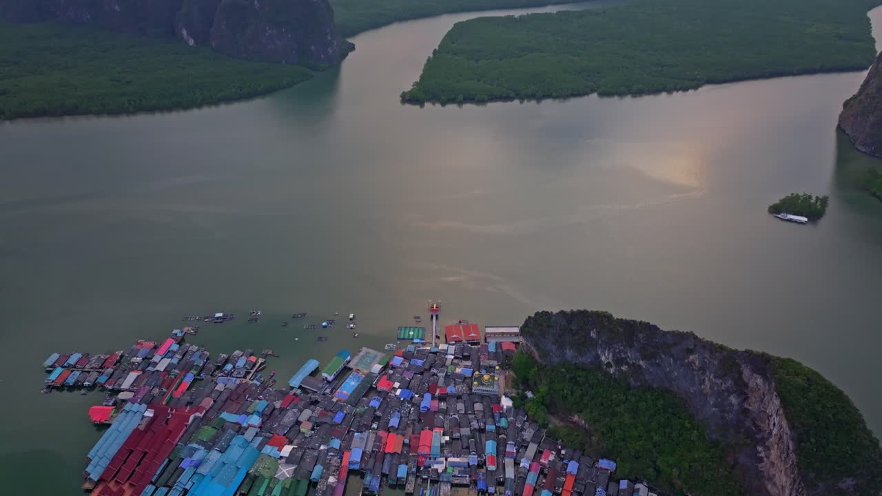 Những ngôi nhà nổi ở Koh Panyi nhìn từ trên cao tại vịnh Phuket, Thái Lan