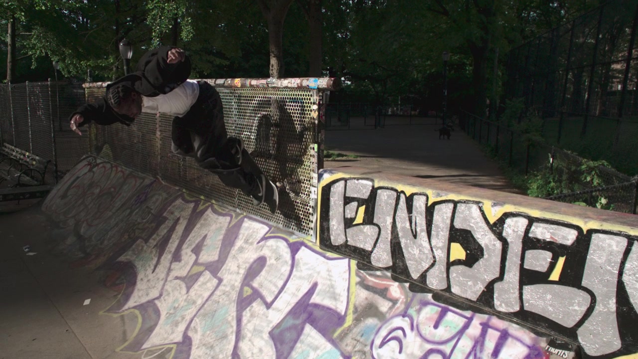 Ripresa al rallentatore di uno skater in uno skatepark di New York City. Ripreso al Coleman Park nel Lower East Side.
