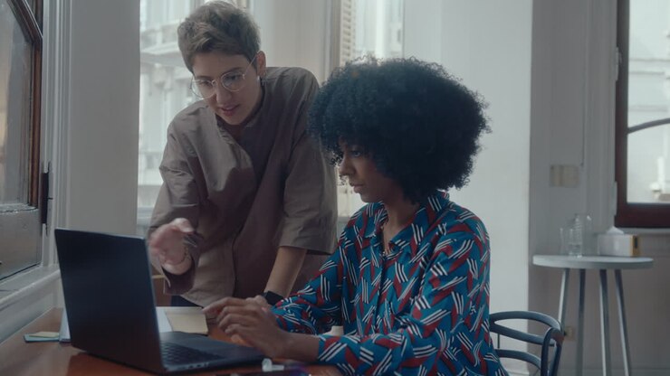 Due donne che collaborano su un laptop