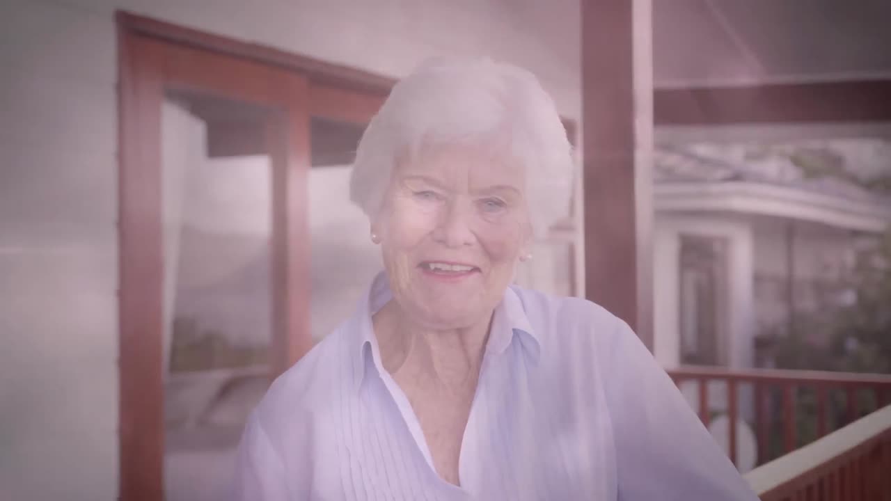 행복 한 고령 여성 의 초상화 위 에 반 ⁇ 이는 빛 의 애니메이션