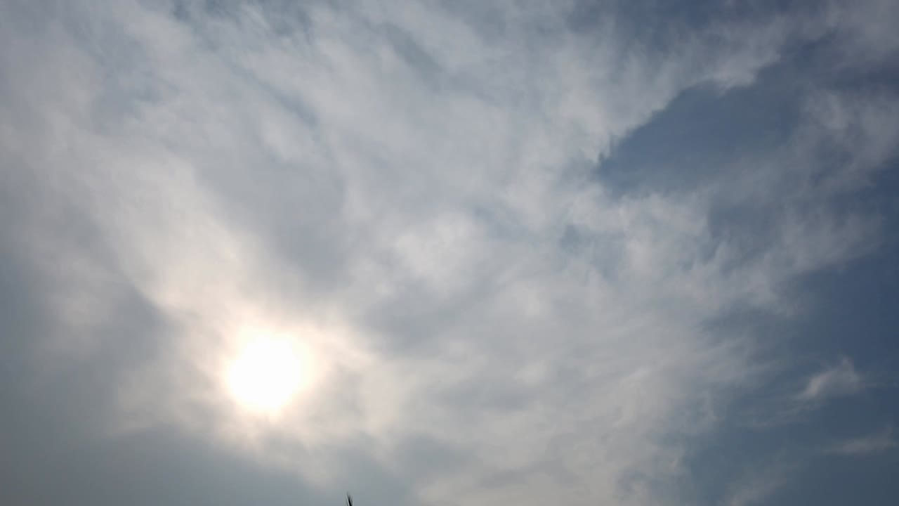 태양은 하늘에 있고 구름은 정오에 있으며 타임 스 사용을 위한 비디오