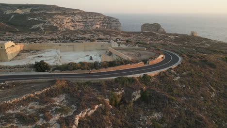 Corredor-Masculino-Al-Atardecer-Trotando-En-La-Naturaleza