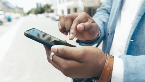 mensajes de texto, teléfono y manos de hombre negro en la ciudad