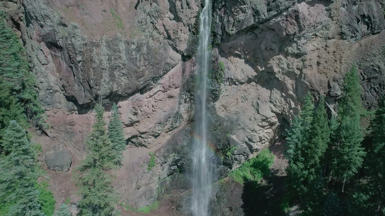 vista de drones de una gran cascada en las montañas de colorado