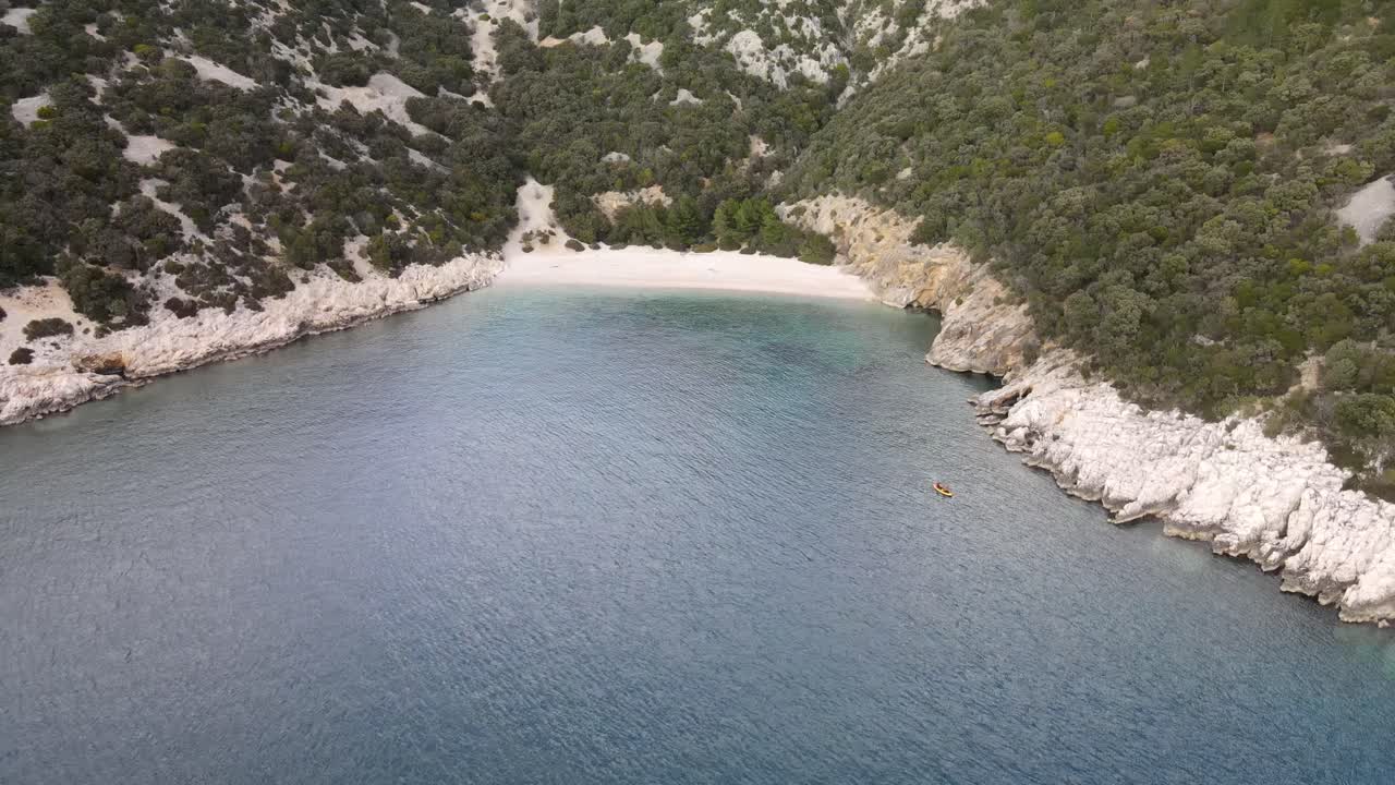 Kayaking alla spiaggia della grotta blu, isola di Cherso, Croazia