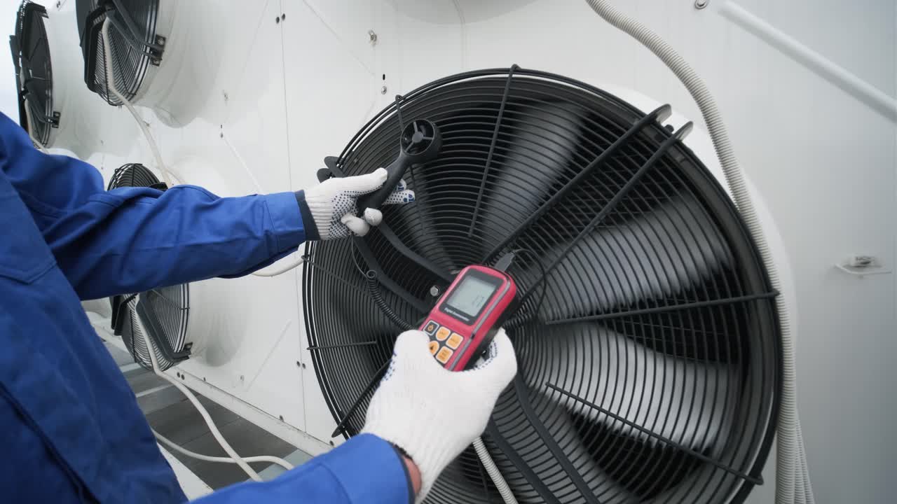 Testing with an anemometer of an axial fan of the condensing unit