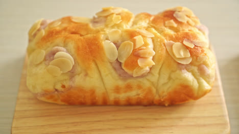나무 판 에 맛있는 타로 토스트  ⁇