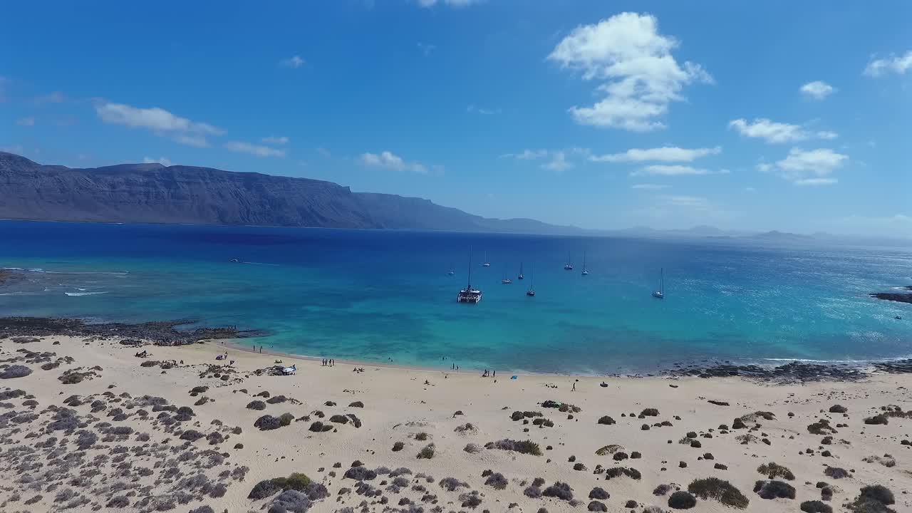 Persone che prendono il sole sulla spiaggia di La Francesa sull'isola di La Graciosa