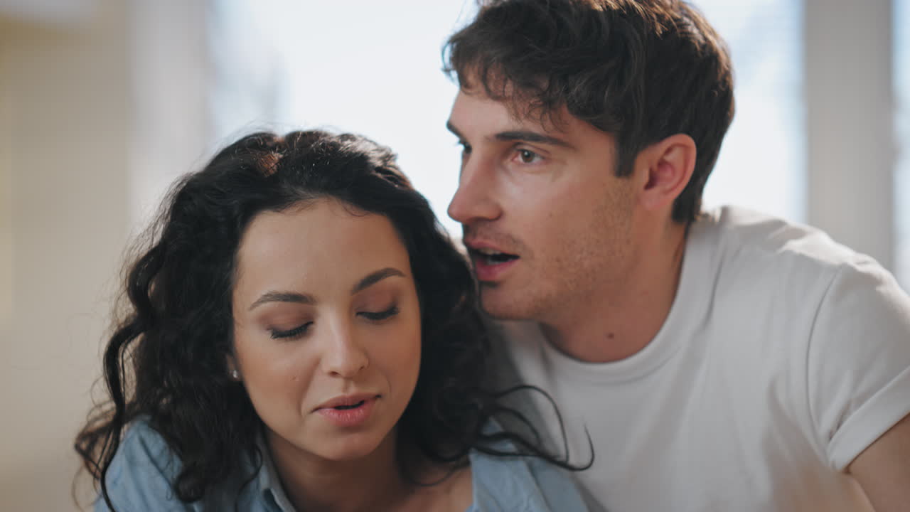 사랑하는 커플이 과일을 먹고 웃으며 집에서 가까이 서서 행복한 가족 아침