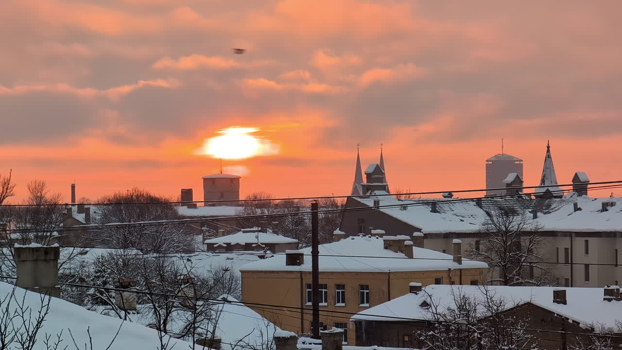 눈 인 마을 위 의 황금빛 겨울 해가 지는 것 - 시간 흐름
