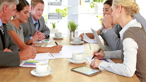 Gente-De-Negocios-Trabajando-Juntos-Durante-La-Reunión