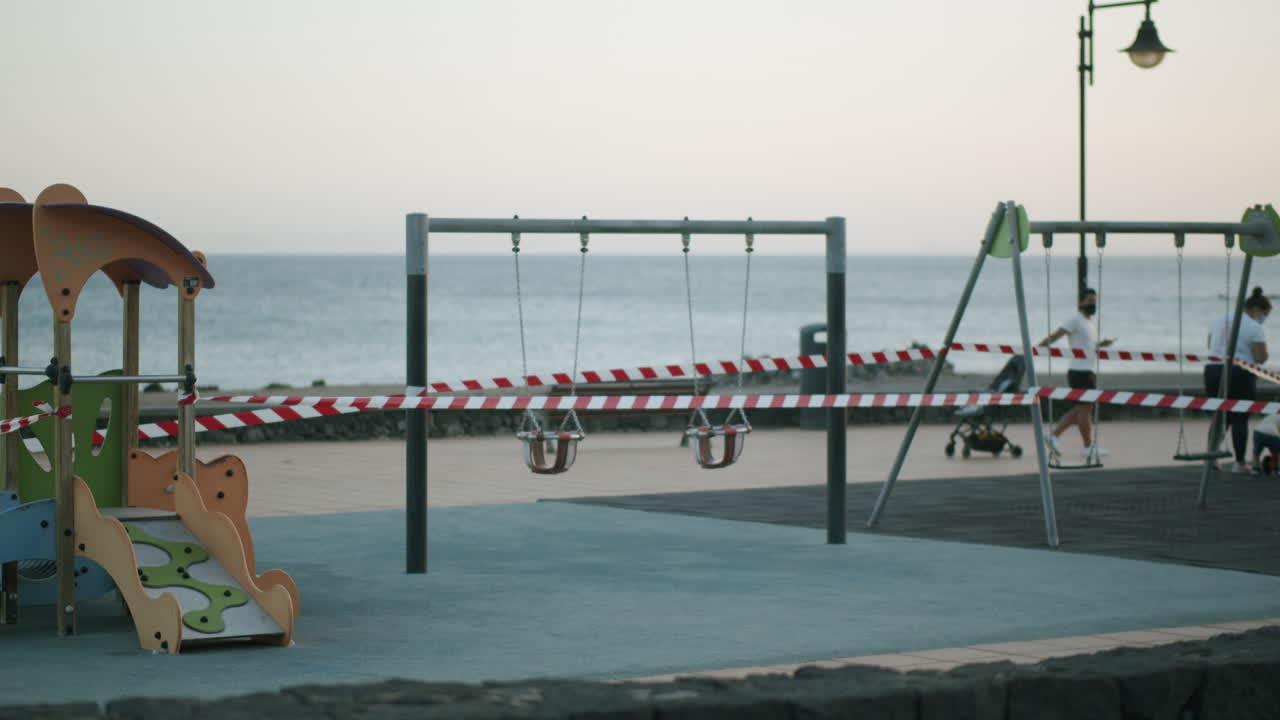 코로나19 팬데 기간 동안 어린이들이 놀이터에 들어갈 수 없습니다.