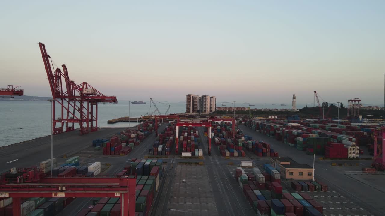 vídeo aéreo del entorno de una gran terminal de carga