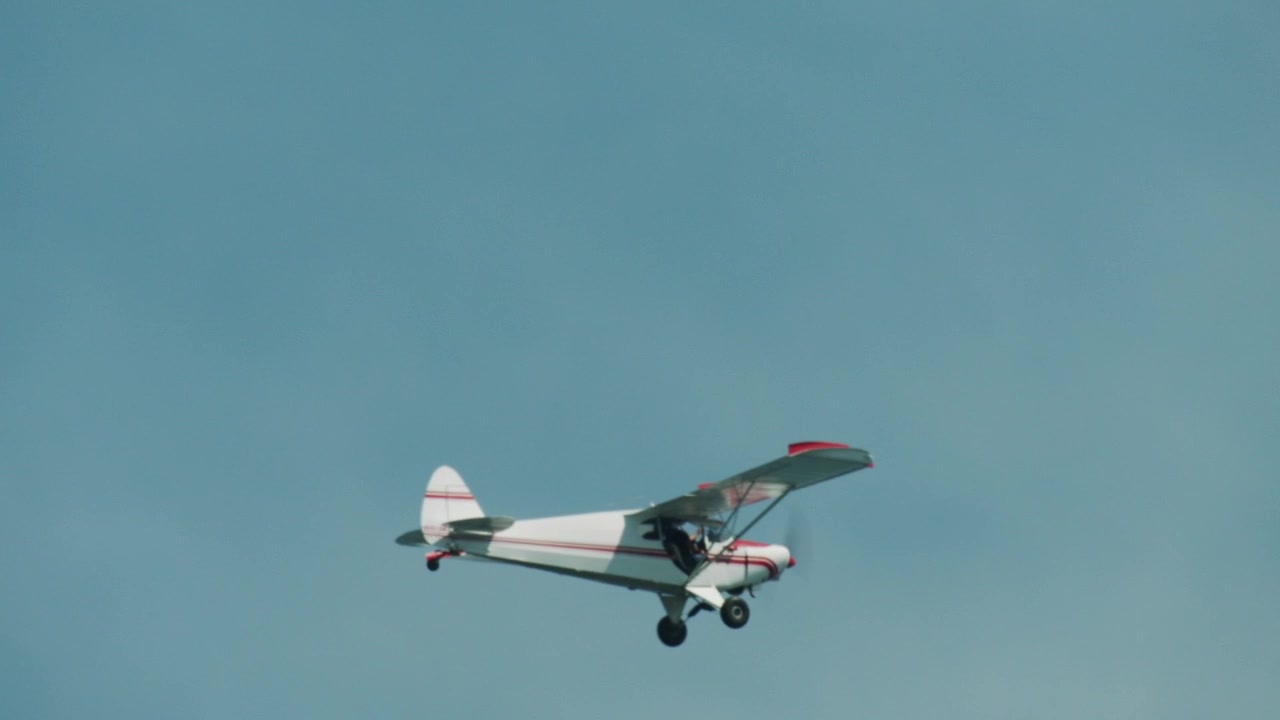 Inquadratura lunga 4K di un aereo Cessna che vola lungo la costa di Cape Cod al rallentatore.