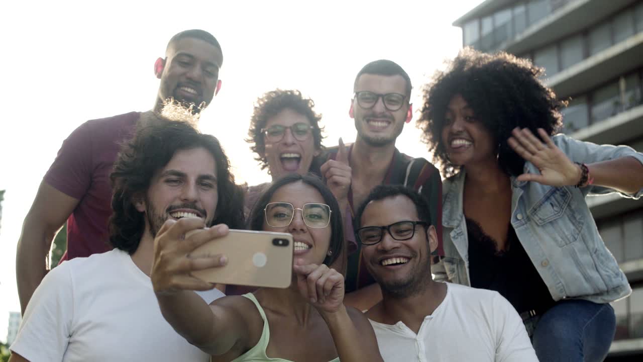 Giovani sorridenti che registrano un video con lo smartphone
