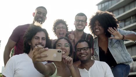 jóvenes sonrientes grabando video en su teléfono inteligente