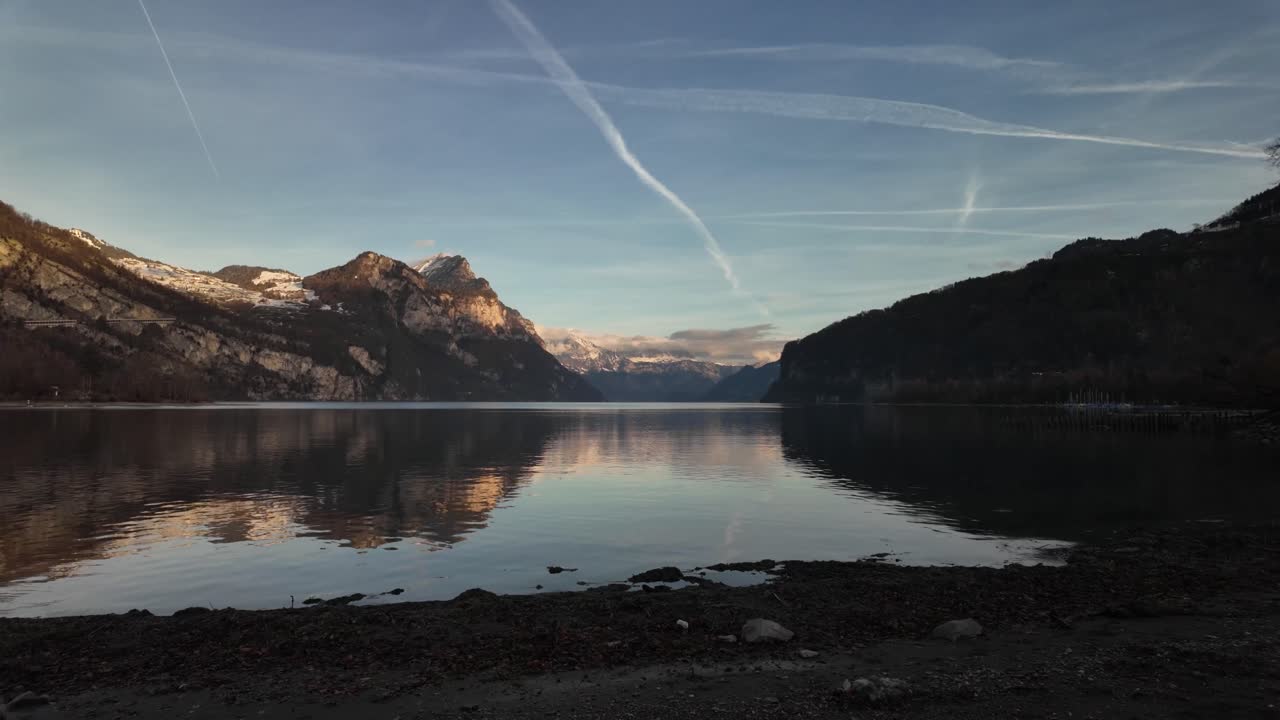 Lago Walensee, pomeriggio, valle alpina svizzera, montagne, skyline sereno.