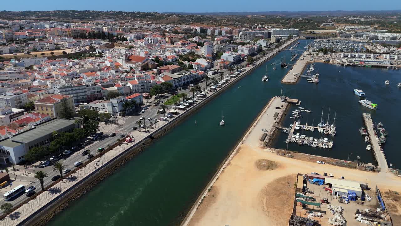 Vista aerea della città vecchia di Lagos, Portogallo, del suo porto e canale