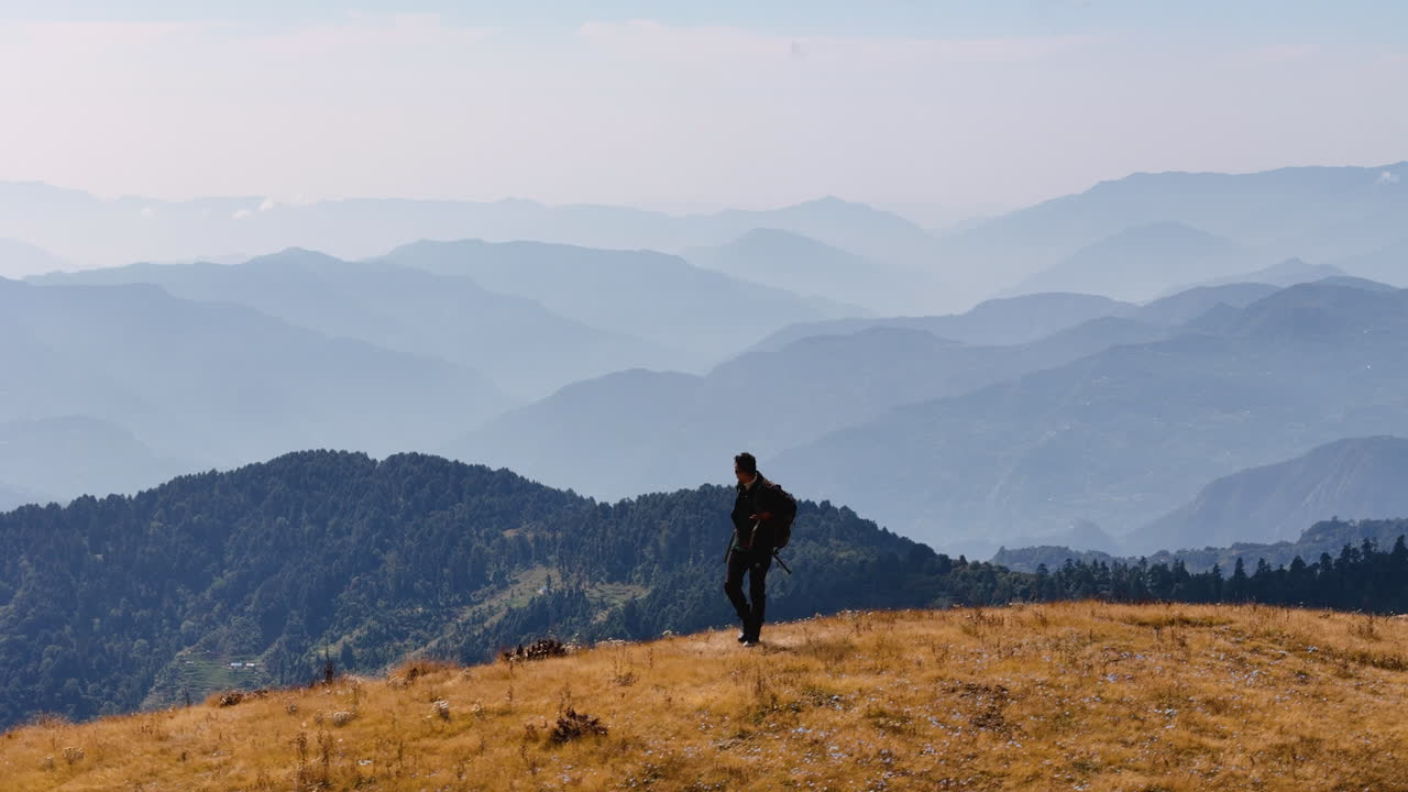 남성 관광객이 네팔 파키피크의 언덕에서 산책을 하며 풍경 시나리오를 즐기고 있습니다. 드론  ⁇  4k