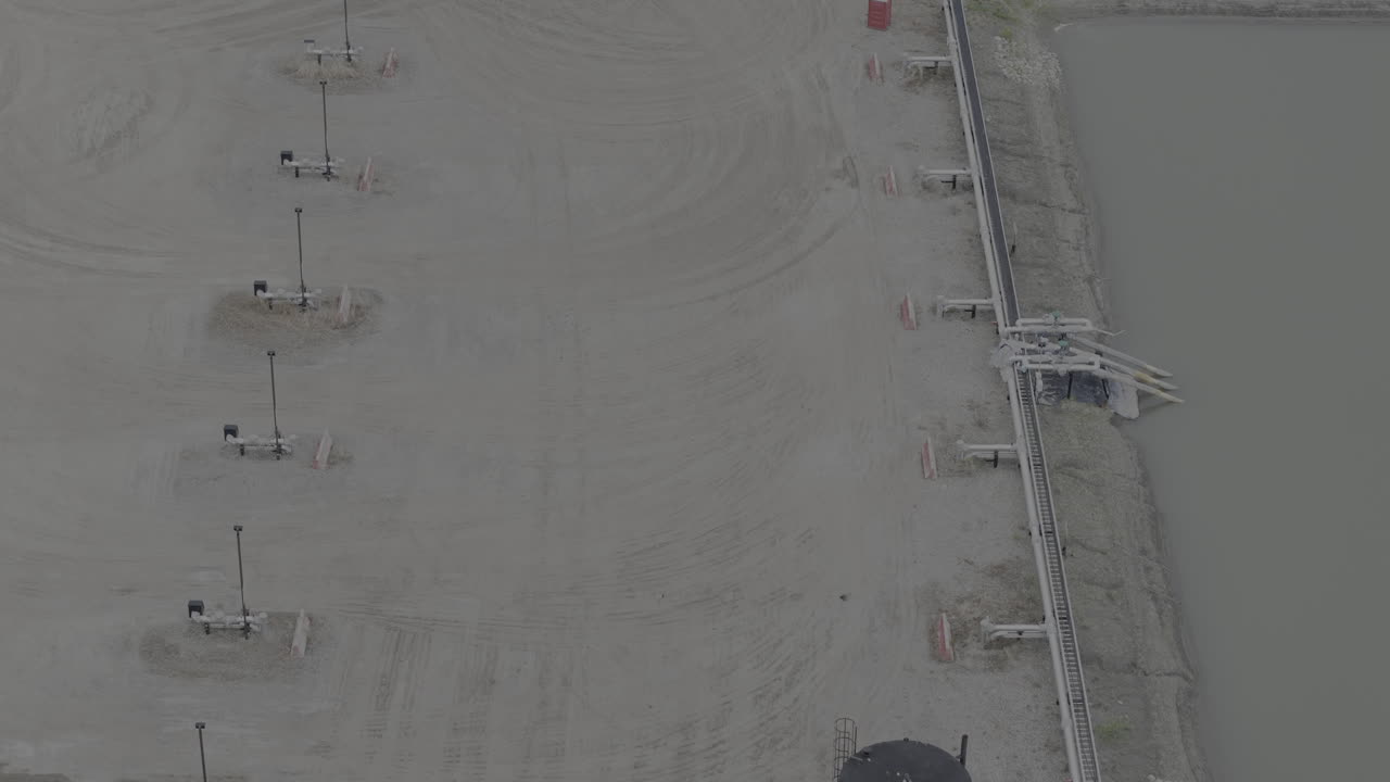 북부 브리티시 컬럼비아의 자연 풍경 속에서 운영되는 산업용 핑 스테이션.