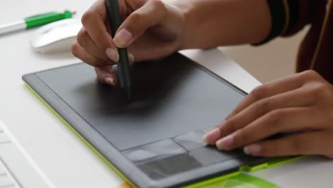 mujer joven que trabaja en una oficina creativa