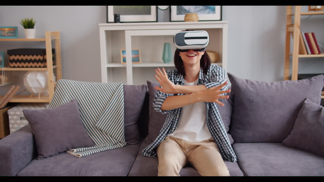 mujer usando auriculares vr en un sofá