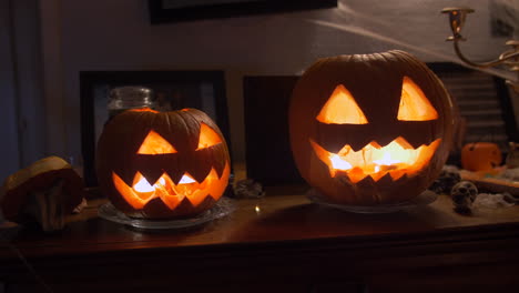 jack-o'-lanterns en un mueble de madera
